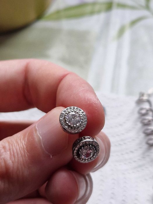 Cercei din argint cu pietre strălucitoare – eleganță rafinată