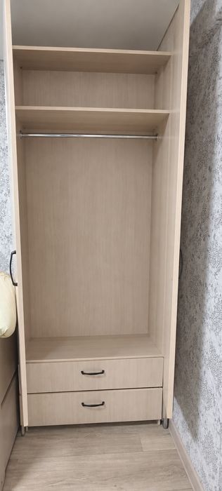 Продам 2 шкафа и стол и полку для книг