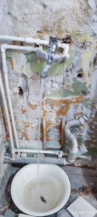 Холодильник. Смеситель для кухни