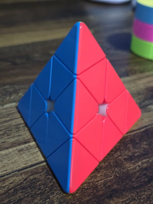 Комплект разных видов кубика рубика.