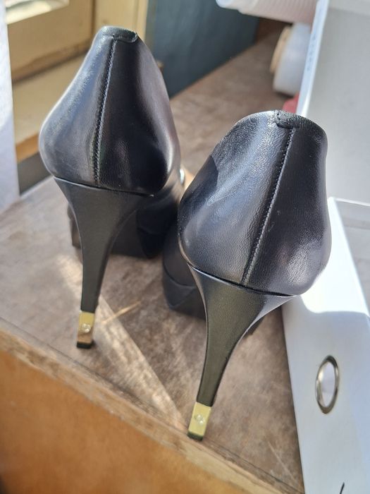 Дамски луксозни обувки Guess