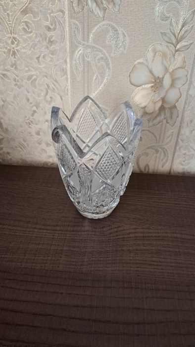 Продам хрустальную вазу