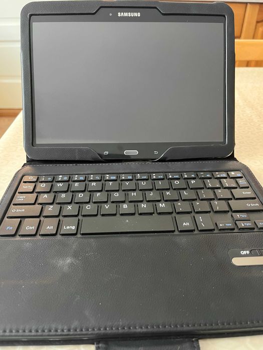 Tableta Samsung Galaxy Tab4 (T535) cu tastatura bluetooth
