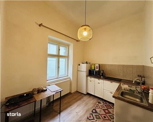 Vand apartament in zona Centrala, 3 camere 867 mp, etaj 1