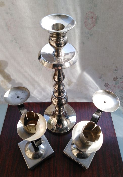 Подсвечники металлические.