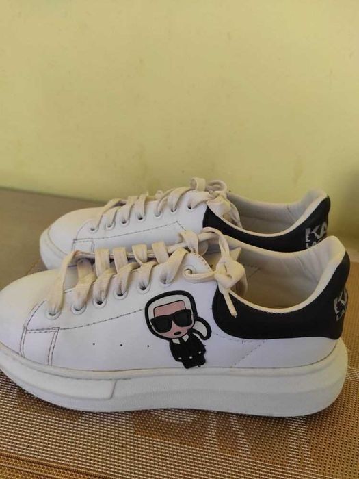 Pantofi Karl Lagerfeld sport cu logo stantat Kapri, Alb