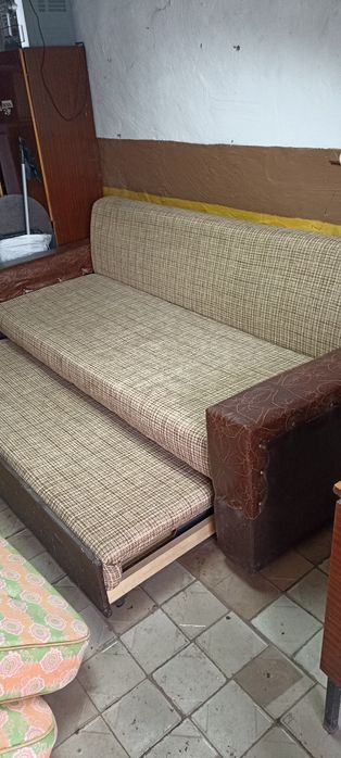 Диван и кресло продам дешево.