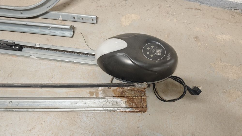 Секционна гаражна врата