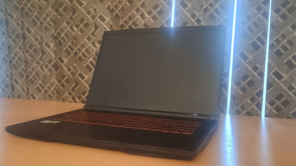 Продавам геймърски лаптоп MSI GF65 Thin 10SER