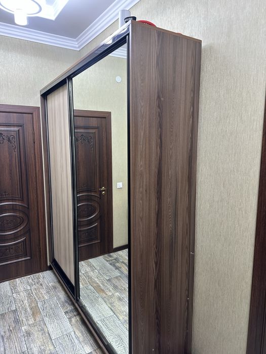 Продам купейный шкаф с зеркалом