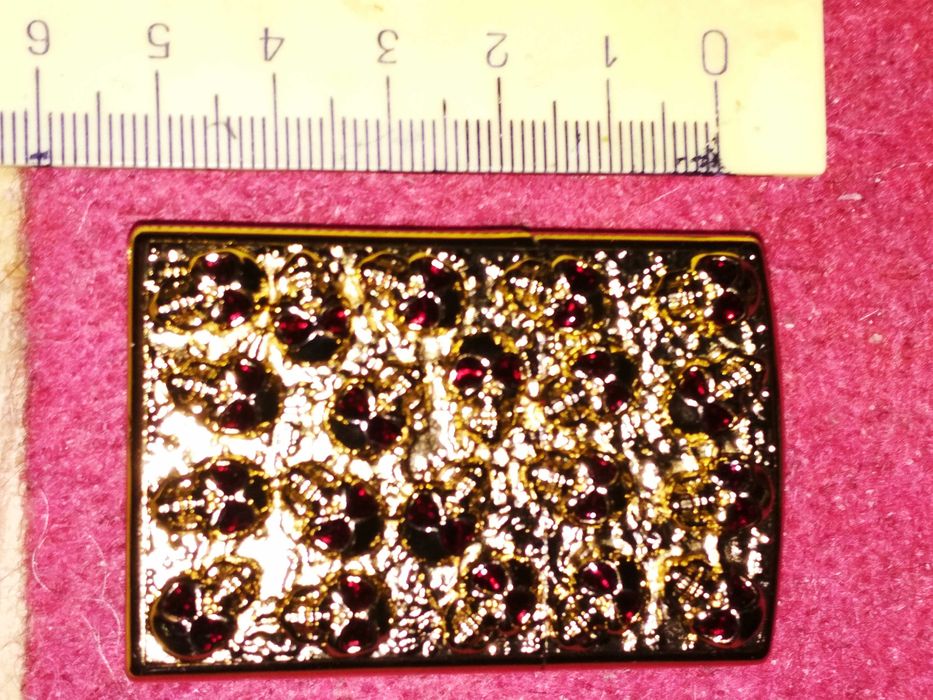 Газовая зажигалка.