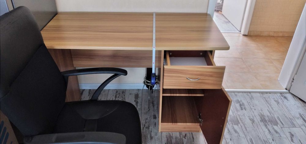 Офис бюро и стол