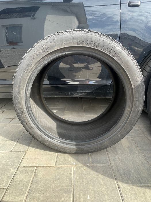 Vând 4 anvelope de iarnă Taurus – 245/40 R18