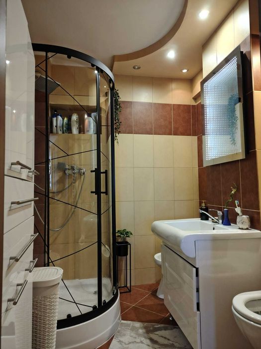 DE VÂNZARE / ELADÓ – Apartament 3 camere / 3 szobás lakás complet utilat și mobilat / Teljesen bútorozott és gépesített