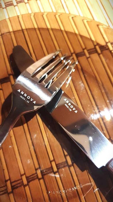Set tacamuri  inox Argintii stralucitor cu  rosu - 4 persoane