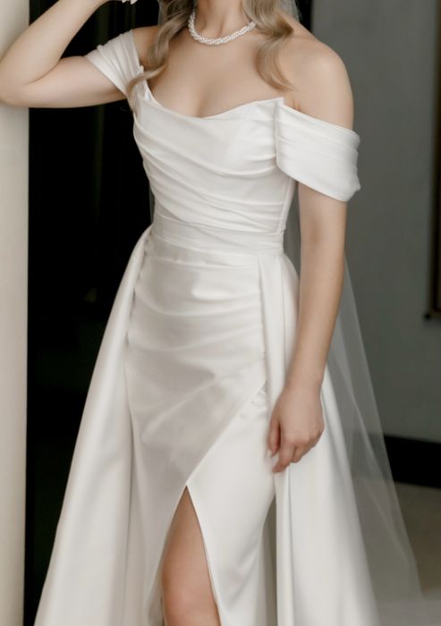 Свадебное платье и шлейф