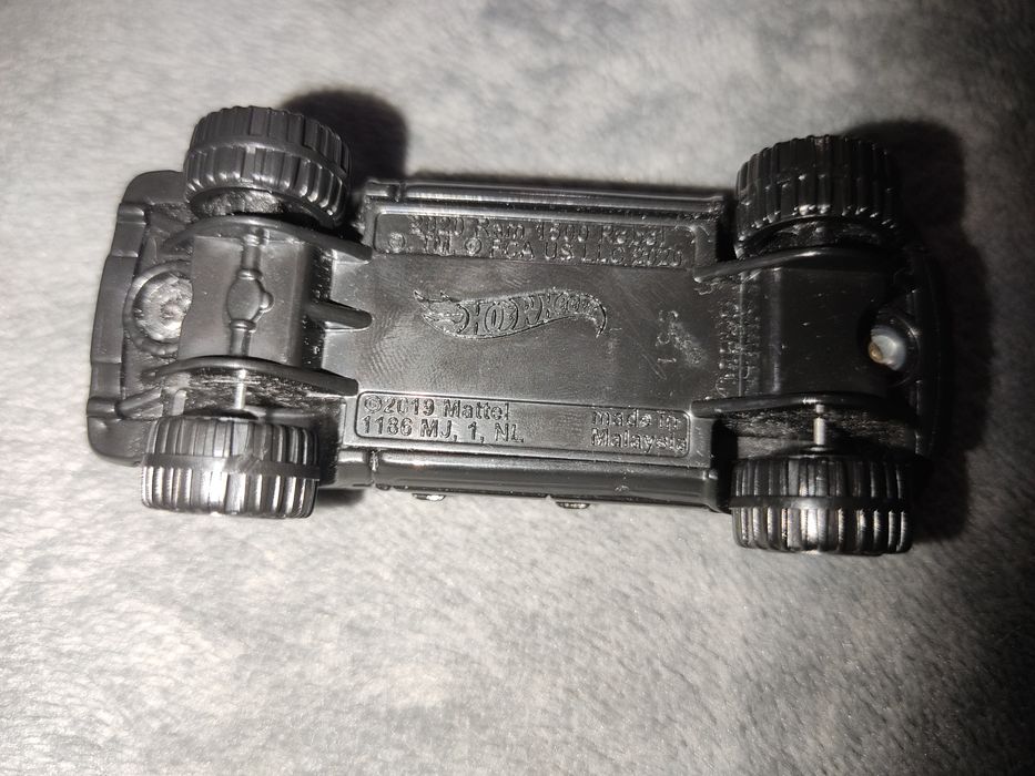 Базовая машинка "hot wheels" RAM 1500 Rebel
