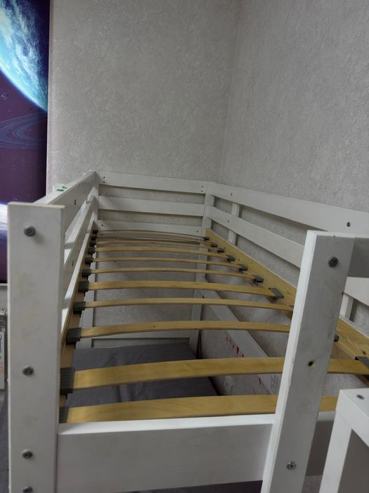 Двухъярусная детская кровать