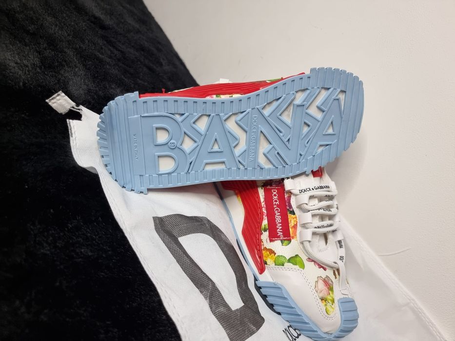 Tenisi sport dama, diferite marimi.