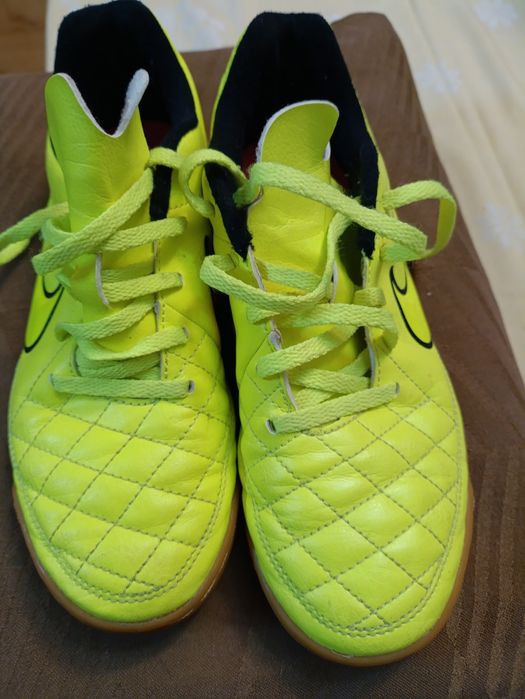 Спортни обувки с връзки