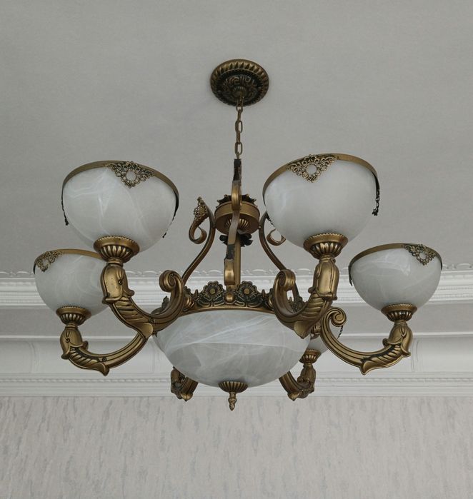 Lyustra zo'r turibdi