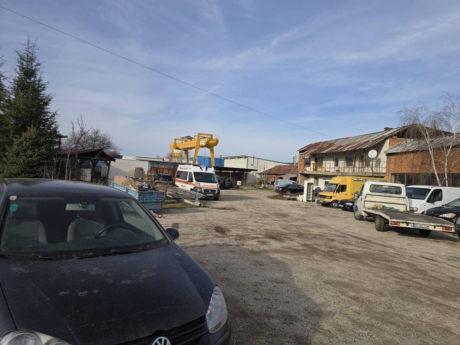 Индустриален имот с напълно оборудван автосервиз(работещ)