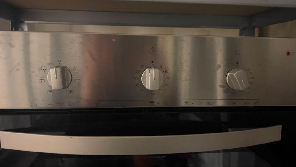 Vand Cuptor Stare foarte buna de functionare .Folosit ocazional