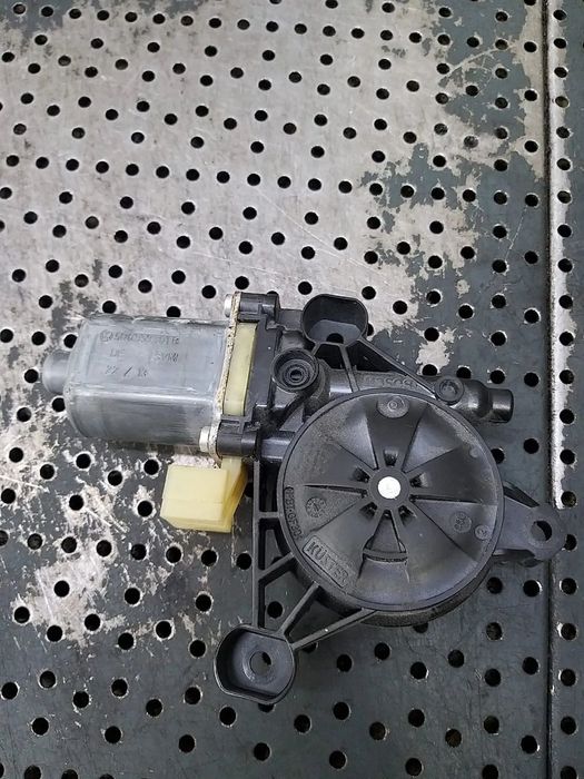 Motoras macara geam stanga fata vw golf 6 5k 0130822379 5q0959801b