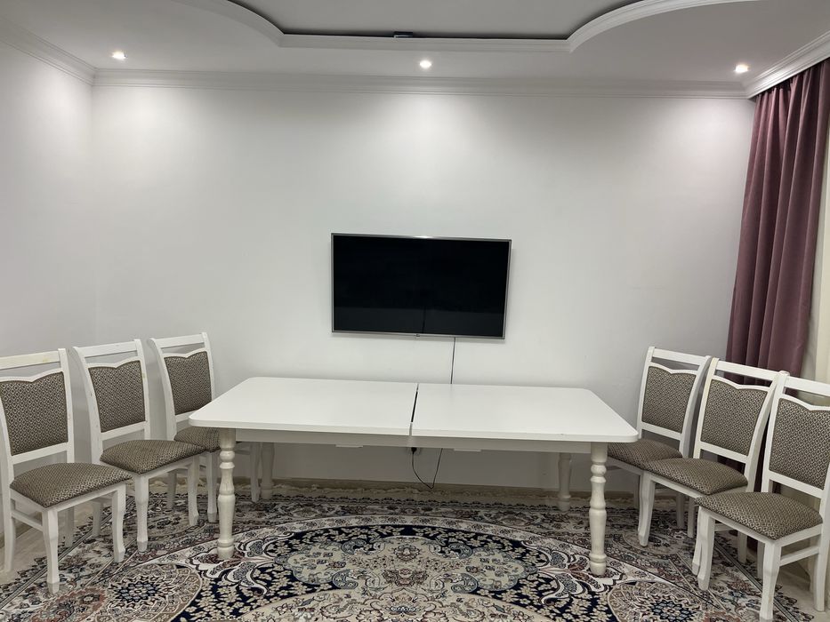 Стол и стулья для гостиной