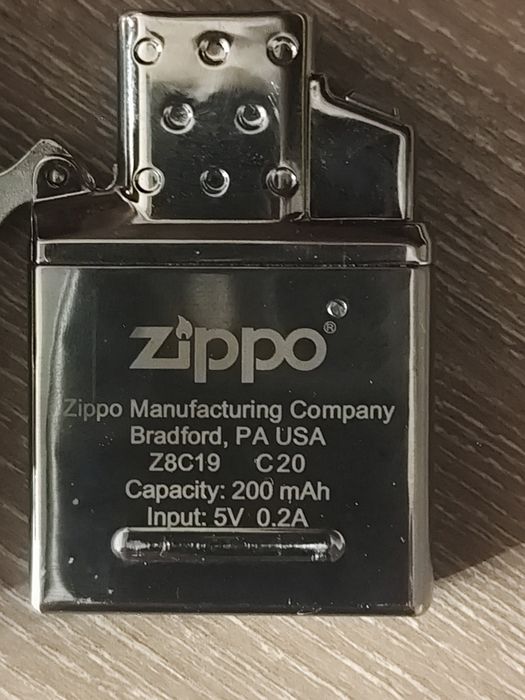 Bricheta și husa Zippo