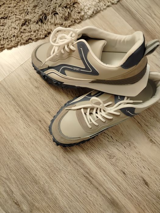 Продам кроссовки новые