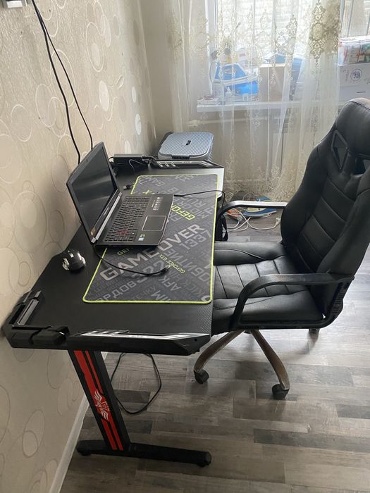 Компютерный игровой стол вместе с креслом