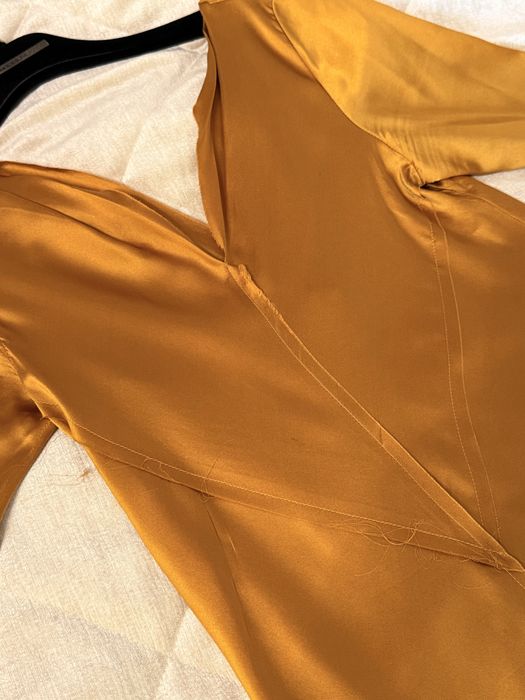 Платье в золотом оттенке