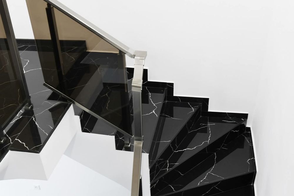 Отдава под наем търговска сграда в идеалния център на града