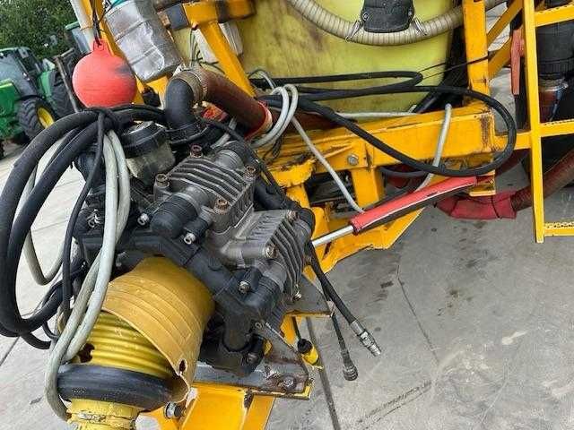 Пръскачка Dubex – 2500 литра, работна ширина 27 м