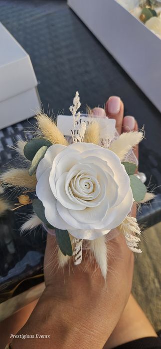 Va oferim buchete,struturi,pahare personalizate,decor mașini