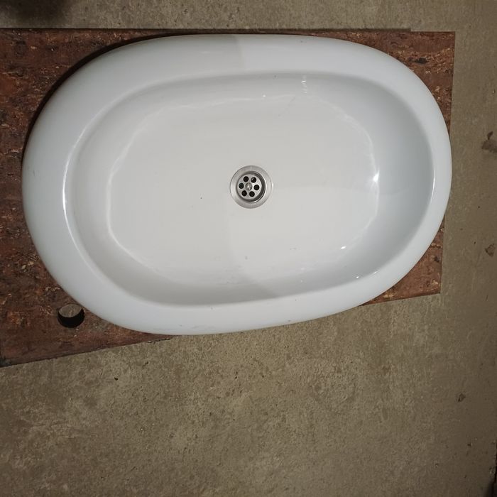 Дизайнерска мивка с плот