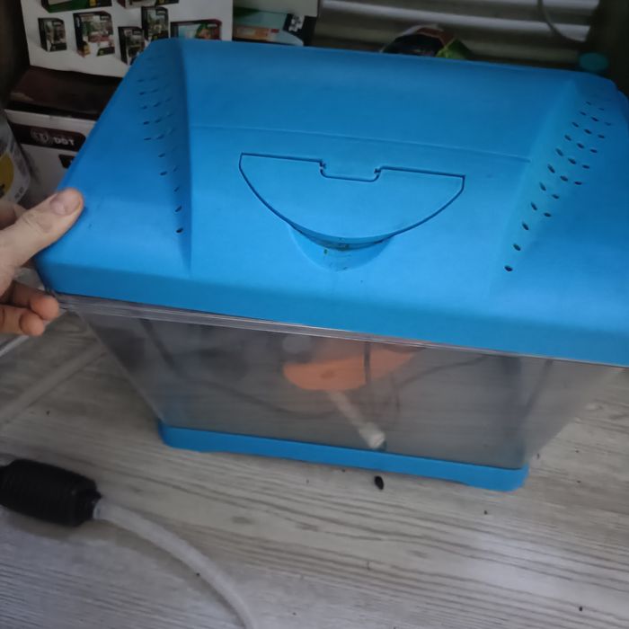 Vând acvariu din plastic