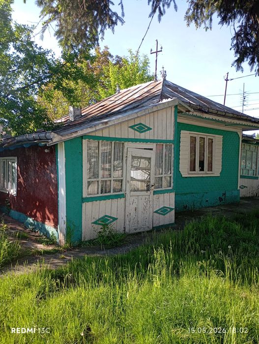 Casa bătrânească și teren de vanzare