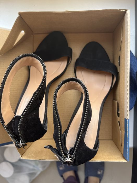 Продам 2000  тенге , босоножки