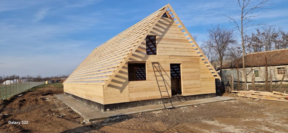 Vindem case ,casute cu sufragerie dormitor și baie