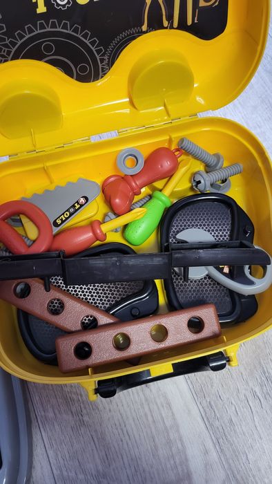 Продам игрушечный чемоданчик с инструментами