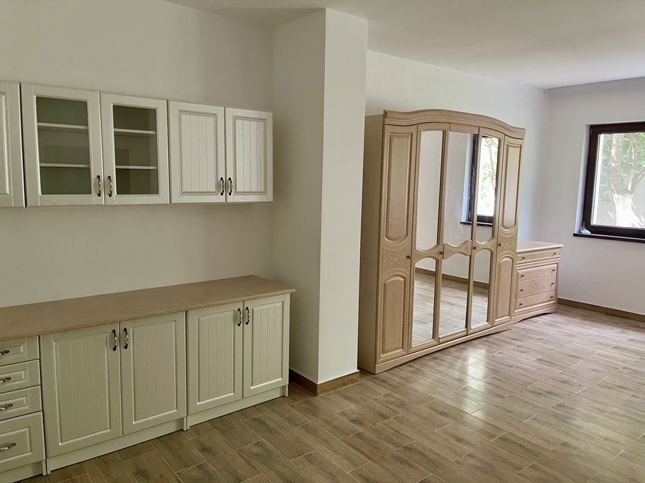 Inchirez apartamente / garsoniere cu parcare privata in Caransebeș