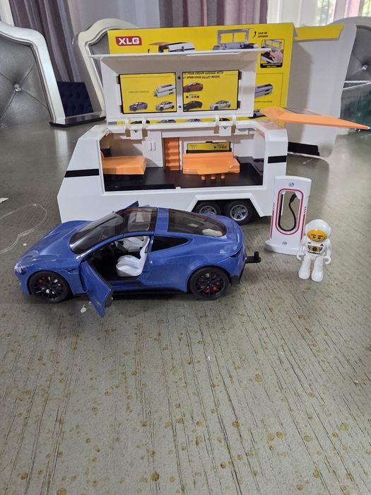 Tesla Roadster cu garaj complet.