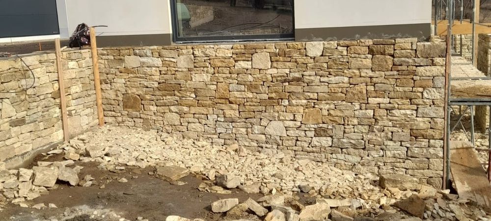 Vând piatră cioplită ideală pt fațade, garduri, beciuri, etc.