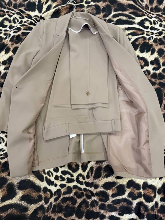 Продаётся элегантный костюм: пиджак и брюки в отличном состоянии.