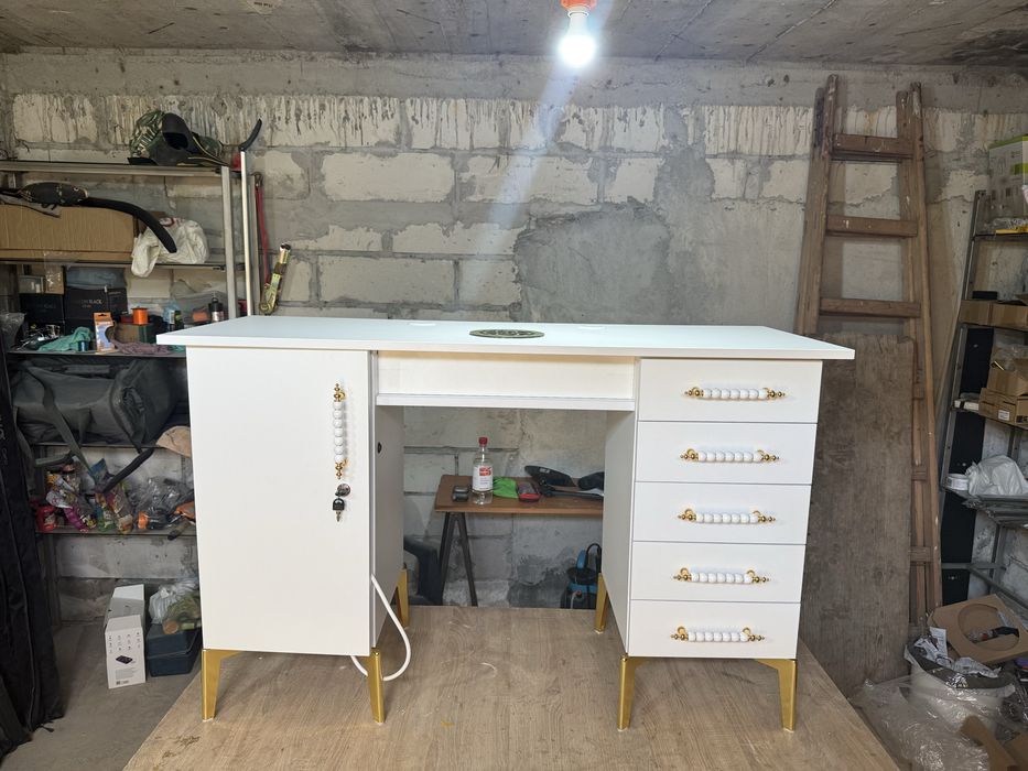 Masa manichiura cu aspirator incorporat