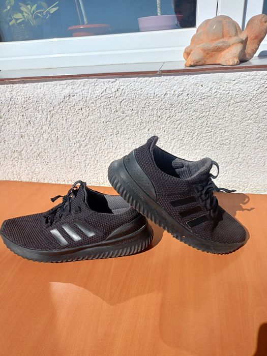 Vând pantofi sport Adidas produs de calitate superioara mărimea 43 1/2