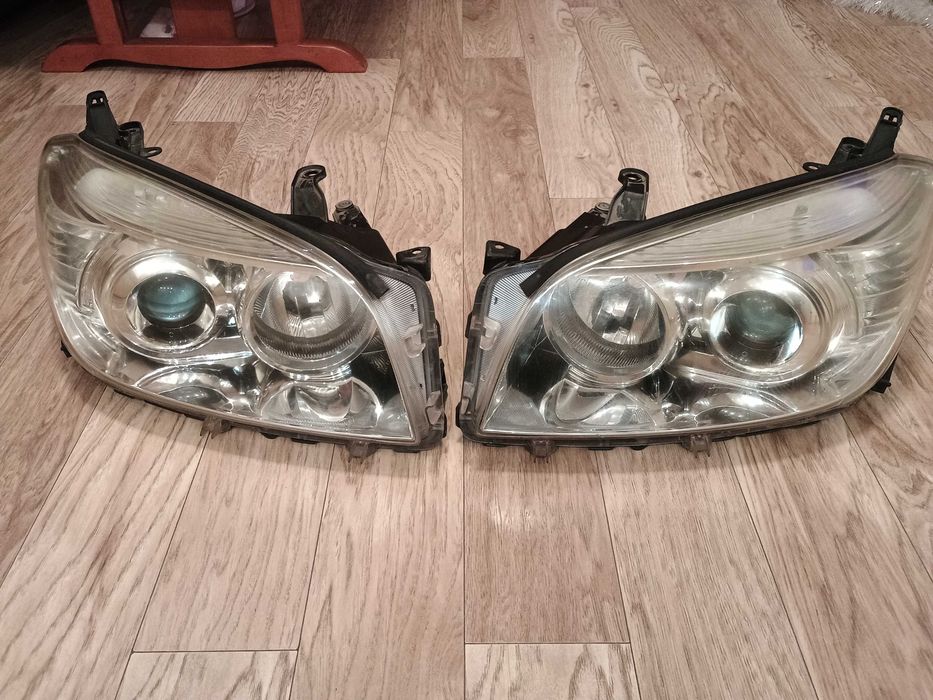 Десен фар за Тойота Rav4 III 2009г.