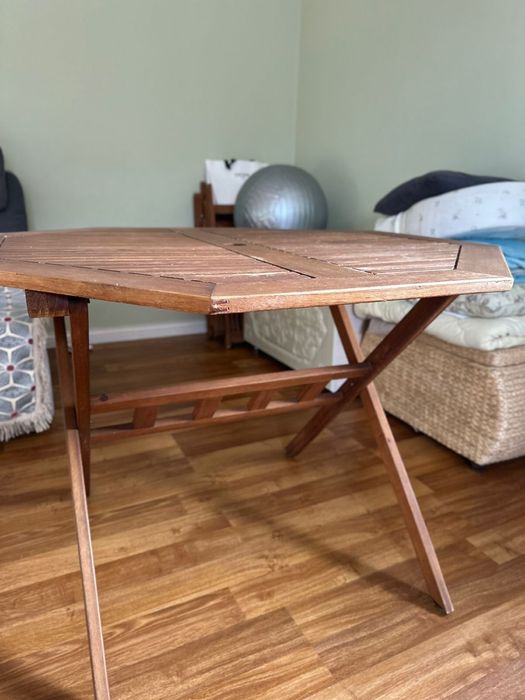 Деревянный летний стол со стульями